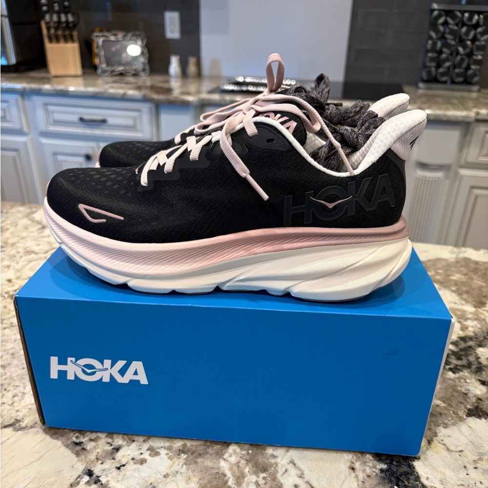 NEW! Women Hoka Clifton 9 
Size 8